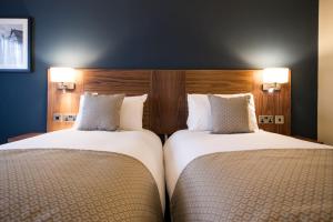 two beds in a hotel room at Toby Carvery Birmingham West by Innkeeper's Lodge in Birmingham