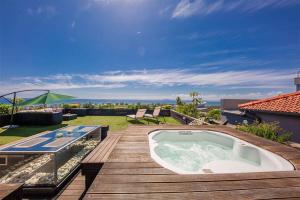 een hot tub op het terras van een huis bij Cape Town Skyroof apartment LOADSHED PROOF Ocean Views in Kaapstad