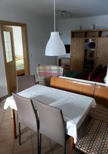 un soggiorno con tavolo, sedie e specchio di Temblhof a Vipiteno