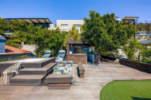 een patio met banken en een gebouw en bomen bij Cape Town Skyroof apartment LOADSHED PROOF Ocean Views in Kaapstad
