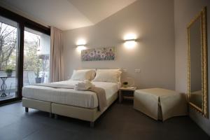 Un dormitorio con una cama grande y una ventana en StraVagante Hostel & Rooms, en Verona