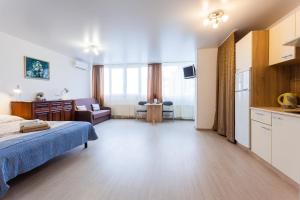 キーウにあるSuper new apartment near airport Zhulyany(Kiev)のベッドルーム1室(ベッド1台付)、キッチン、リビングルームが備わります。