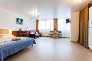 キーウにあるSuper new apartment near airport Zhulyany(Kiev)のベッドルーム1室(ベッド1台付)、リビングルームが備わります。