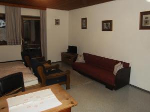 sala de estar con sofá y mesa en Binderhof, en Sankt Johann in Tirol