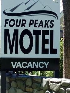 Certifikát, hodnocení, plakát nebo jiný dokument vystavený v ubytování Four Peaks Motel