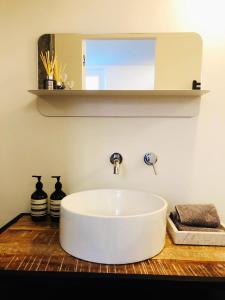 - un lavabo blanc sur un comptoir dans la salle de bains dans l'établissement Casa Marghera 24, à Milan