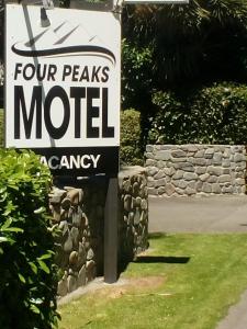 Certifikát, hodnocení, plakát nebo jiný dokument vystavený v ubytování Four Peaks Motel