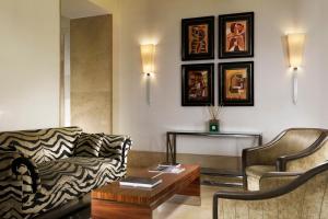 Uma área de estar em UNA HOTELS Decò Roma