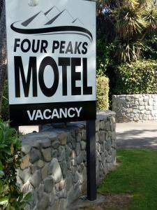 um sinal que diz quatro picos de motel vago em Four Peaks Motel em Geraldine