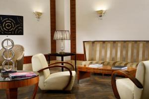 Uma área de estar em UNA HOTELS Decò Roma