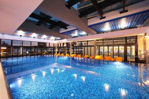 比奧格勒納莫魯的住宿－伊利里亞酒店，一座带椅子的大型游泳池