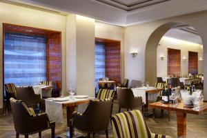 Um restaurante ou outro lugar para comer em UNA HOTELS Decò Roma