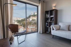 リスボンにあるModern Apartment with View near Castelo de São Jorgeのリビングルーム(ソファ、大きな窓付)
