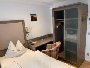 ein Hotelzimmer mit einem Bett und einem Schreibtisch in der Unterkunft Gästehaus Alpinia in Berlin
