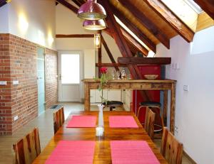 jadalnia ze stołem i różowymi matami w obiekcie Penzion Na barokní cestě Wellness & Spa w mieście Plasy