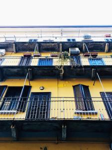 - une vue sur un bâtiment jaune avec balcon dans l'établissement Casa Marghera 24, à Milan