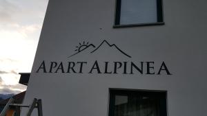 Un certificado, premio, letrero u otro documento en Apart Alpinea