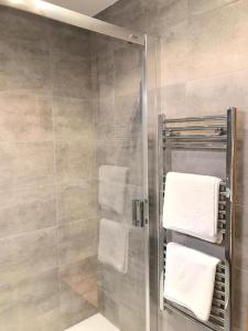 a bathroom with a shower with towels at LOFT A 20' DE BARCELONA Y 7' DE LA UAB. in Barbera del Valles