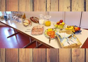 una mesa con frutas y platos de comida. en Schwendihaus, en Amden