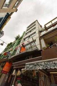 een hoog wit gebouw met een balkon bij MyKent Hotel in Istanbul