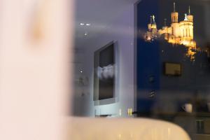 TV a/nebo společenská místnost v ubytování MiHotel Vieux Lyon
