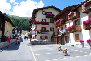 a building with flower boxes on the balconies on a street at Appartamenti Sport 3000 in Livigno