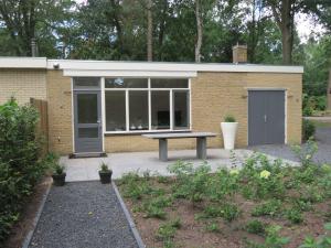 a building with a picnic table in front of it at 't Salehemse Huuske in Zelhem