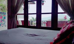 Uma cama ou camas num quarto em Broad view