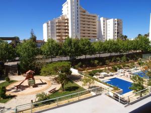 vista para um resort com piscina e edifícios em Apartamentos Jardins da Rocha em Portimão