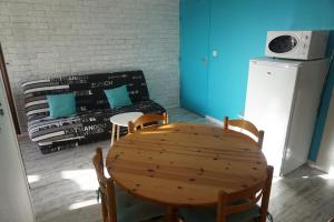 ビスカロッスにある40 RÉSIDENCE CAP SOLEIL -084のキッチン付きの客室で、テーブルと椅子が備わります。