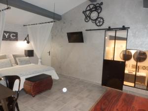 Et tv og/eller underholdning på Suite luxe avec sauna et jacuzzi privée