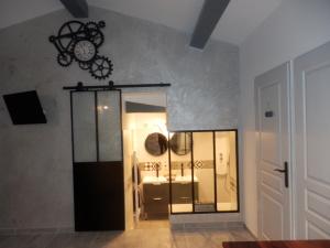 Photo de la galerie de l'établissement Suite luxe avec sauna et jacuzzi privée, à Lambesc