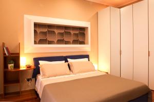 een slaapkamer met een bed met een schilderij erboven bij Casa Chicco in Sorrento
