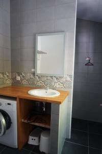 ビスカロッスにある29 RUE DES ÉCUMES -093のバスルーム(洗面台、鏡付)