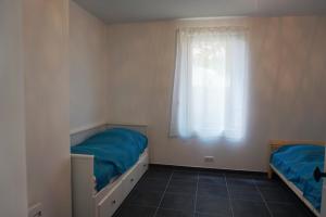 ビスカロッスにある29 RUE DES ÉCUMES -093のベッドルーム1室(ベッド2台、窓付)