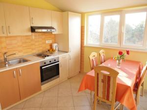 A kitchen or kitchenette at Apartment Sara