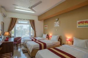 Hotel Raha Tower tesisinde bir odada yatak veya yataklar