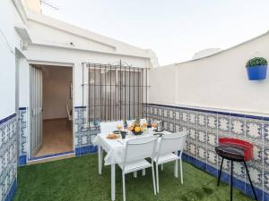 マラガにあるLarios penthouse with terrace and 2 bedroomsのダイニングルーム(白いテーブル、椅子付)
