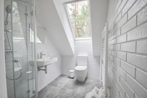 une salle de bain avec toilettes, lavabo et fenêtre dans l'établissement Villa Rata, à Ratnyčia 12 autres photos