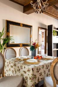 A seating area at Genteel Home Bib Rambla