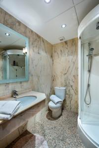 グラナダにあるGenteel Home Bib Ramblaのバスルーム(洗面台、トイレ、鏡付)