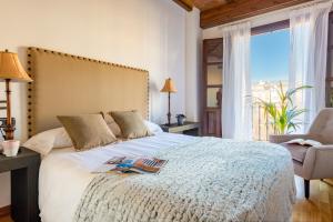 A bed or beds in a room at Genteel Home Bib Rambla