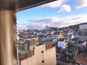 Nespecifikovaný výhled na destinaci Dalat nebo výhled na město při pohledu z penzionu