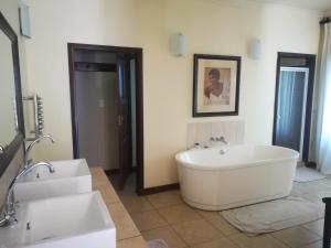 Gallery image of Moon and Sixpence Garden Guest House in Muldersdrift