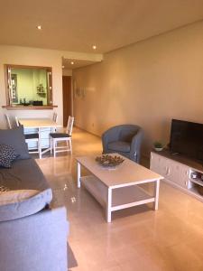 エステポナにある2256-Stunning groundfloor in luxury complex!のリビングルーム(ソファ、テーブル、テレビ付)