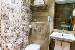 盖尼特拉Hotel Vitality Terminus的带马桶和水槽的浴室