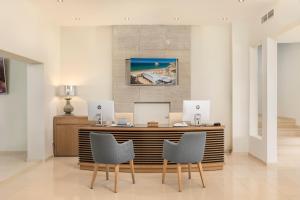 Телевизор и/или развлекательный центр в Caneiros Luxury House & Suites
