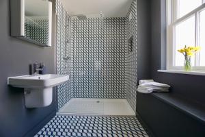 N5 Townhouse, Brighton Sleeps 20 في برايتون أند هوف: حمام مع حوض ودش مع مرآة