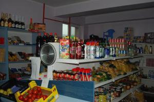 ein Laden voller Essen und Getränke in der Unterkunft Pensiunea Anca in Baile Felix