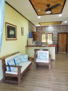 拉迪格島的住宿－通行度假別墅度假屋，一间带2张长椅的客厅和一间厨房